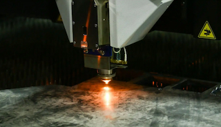 Prensas puncionadeiras CNC de torre ou de cabeça única: qual delas se adapta às suas necessidades de produção?